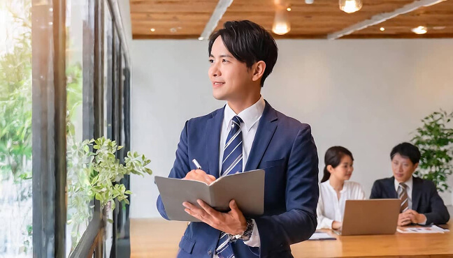 部下にプログラミングを指導する男性上司