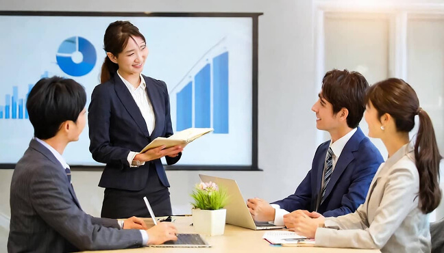 オフィスでミーティング中に話をしている女性社員