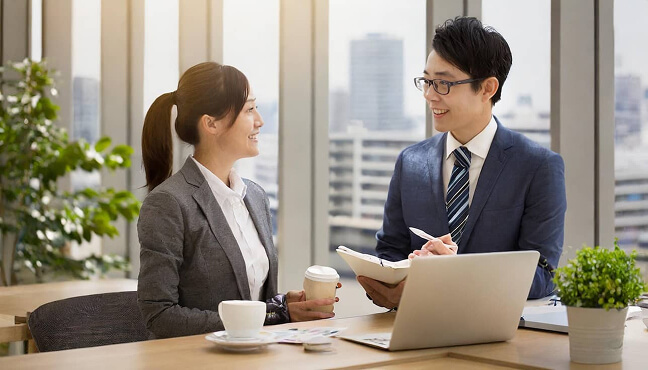 オフィスで話している男性社員と女性社員